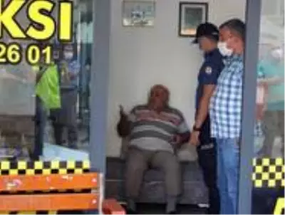 Polisin maske uyarısına kızan esnaf, 'Ben hırsızlık mı yaptım' diyerek nüfus cüzdanını vermemek için direndi Polisin maske uyarısına kızan esnaf, 'Ben hırsızlık mı yaptım' diyerek nüfus cüzdanını vermemek için direndi