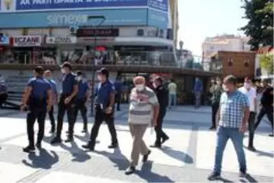 Polisin maske uyarısına kızan esnaf, 'Ben hırsızlık mı yaptım' diyerek nüfus cüzdanını vermemek için direndi Polisin maske uyarısına kızan esnaf, 'Ben hırsızlık mı yaptım' diyerek nüfus cüzdanını vermemek için direndi