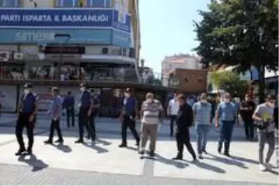 Polisin maske uyarısına kızan esnaf, 'Ben hırsızlık mı yaptım' diyerek nüfus cüzdanını vermemek için direndi Polisin maske uyarısına kızan esnaf, 'Ben hırsızlık mı yaptım' diyerek nüfus cüzdanını vermemek için direndi