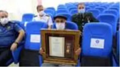 Şehit annesi 'Oğlum adına kurban kesin' diyerek biriktirdiği parayı komutana verdi Şehit annesi 'Oğlum adına kurban kesin' diyerek biriktirdiği parayı komutana verdi