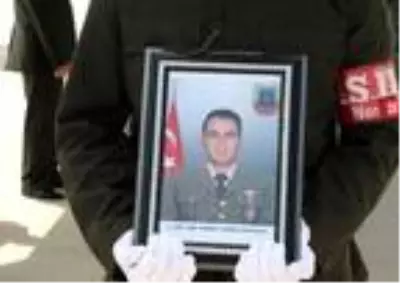Şehit annesi 'Oğlum adına kurban kesin' diyerek biriktirdiği parayı komutana verdi Şehit annesi 'Oğlum adına kurban kesin' diyerek biriktirdiği parayı komutana verdi