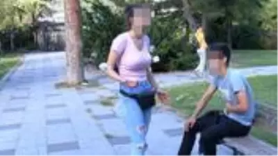 Sevgilisini bıçaklayan genç kız, hiçbir şey olmamış gibi başında bekledi Sevgilisini bıçaklayan genç kız, hiçbir şey olmamış gibi başında bekledi