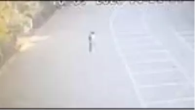 Sevgilisini bıçaklayan genç kız, hiçbir şey olmamış gibi başında bekledi