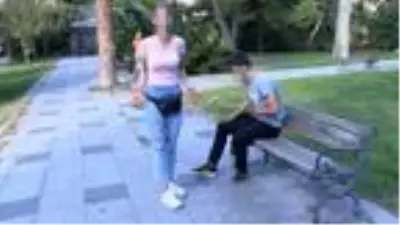 Sevgilisini bıçaklayan genç kız, hiçbir şey olmamış gibi başında bekledi