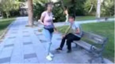 Sevgilisini bıçaklayan genç kız, hiçbir şey olmamış gibi başında bekledi
