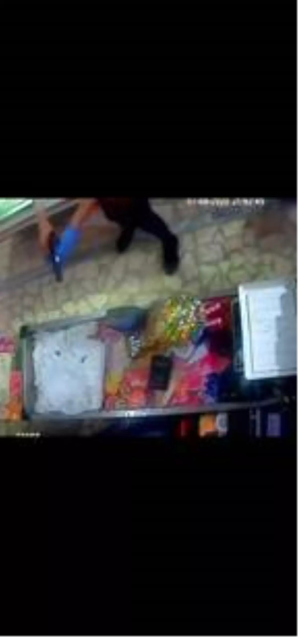 SULTANGAZİ'DE SİLAHLI MARKET SOYGUNU KAMERADA