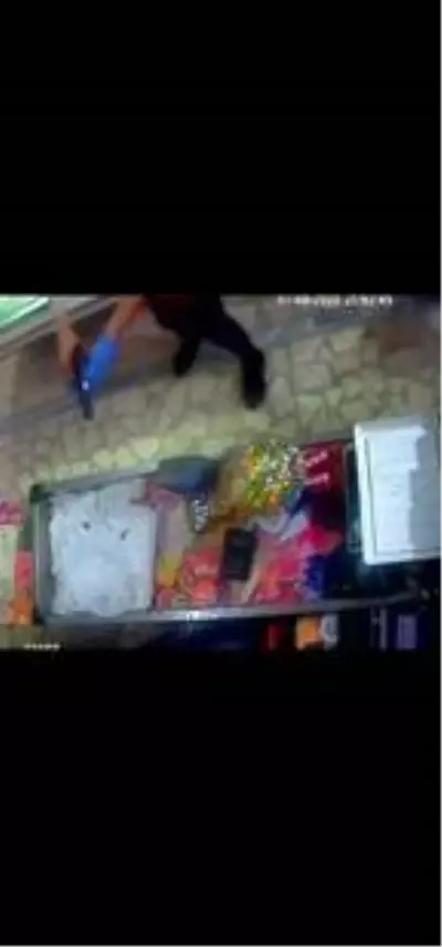 SULTANGAZİ'DE SİLAHLI MARKET SOYGUNU KAMERADA SULTANGAZİ'DE SİLAHLI MARKET SOYGUNU KAMERADA