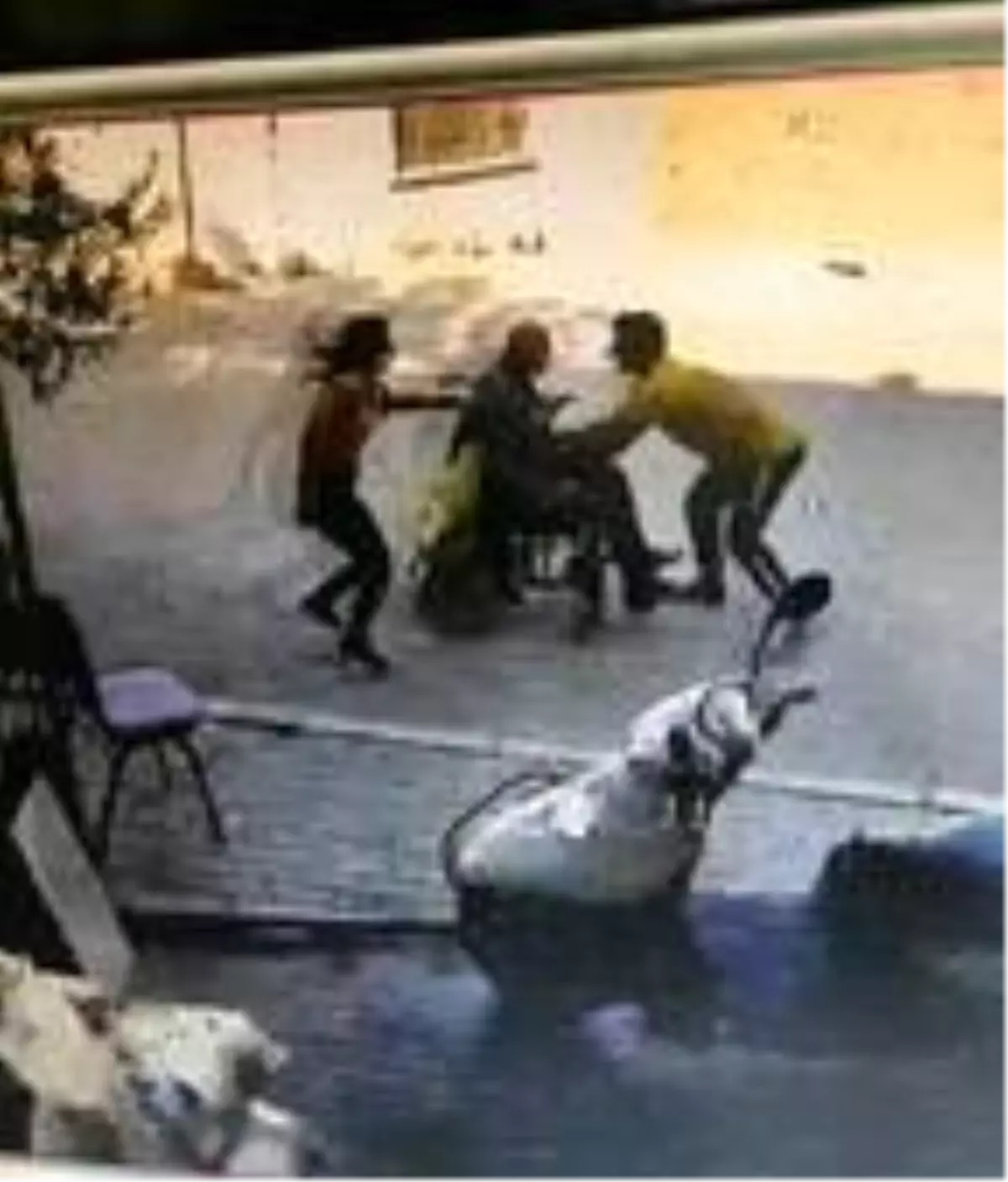 Son dakika haberleri | Tekerlekli sandalyenin kontrolünü kaybeden yaşlı adamı kurtarma anı kamerada