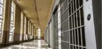 Uganda: Ülkeyi karıştıran firar! Polis, cezaevinden kaçan 219 çıplak mahkumun peşine düştü Uganda: Ülkeyi karıştıran firar! Polis, cezaevinden kaçan 219 çıplak mahkumun peşine düştü