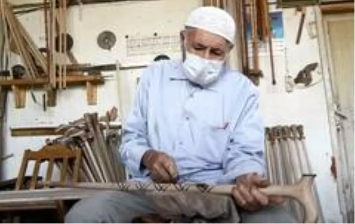 Yarım asırdır ceviz ağaçlarını sanat eseri bastonlara dönüştürüyor