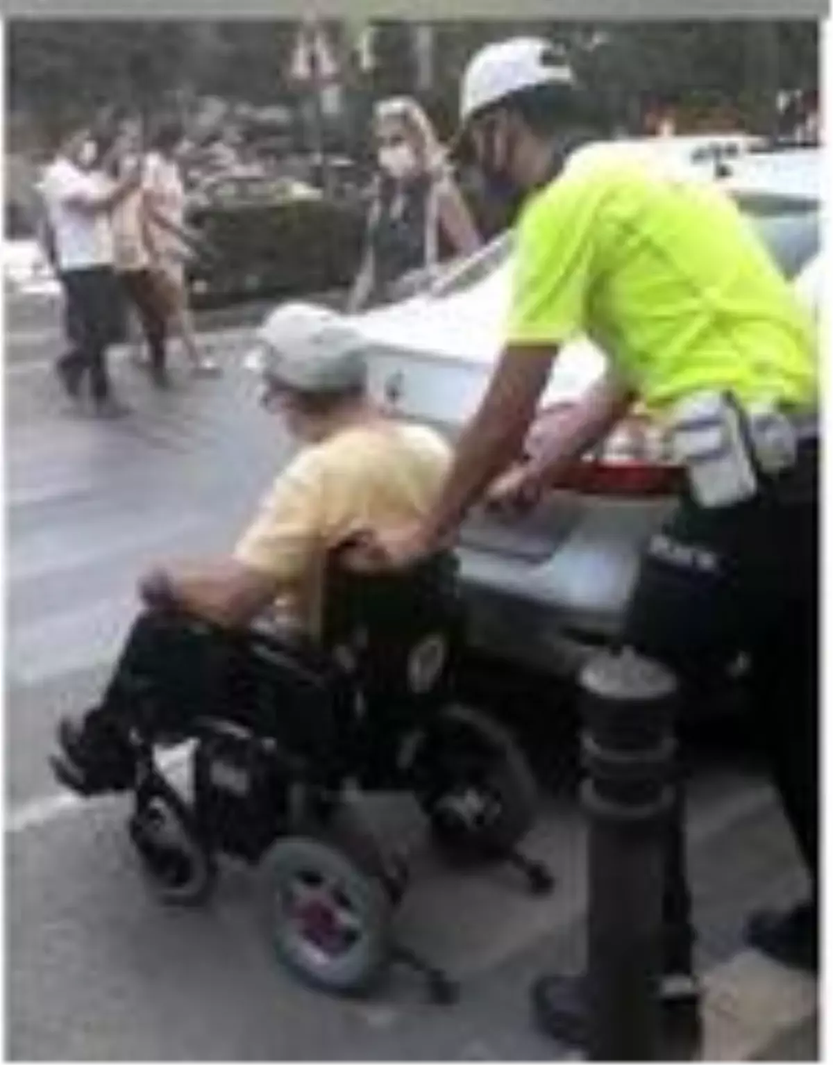 Son dakika haberi... Yaya geçidine otomobil park edildi, engelliyi karşıya polis geçirdi