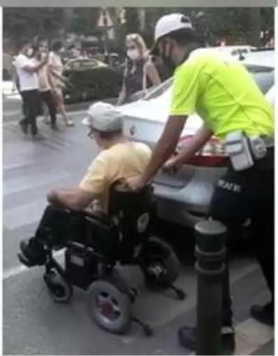 Engelli vatandaşın yardımına polis yetişti... Yaya geçidine aracını parkeden sürücüye ceza Engelli vatandaşın yardımına polis yetişti... Yaya geçidine aracını parkeden sürücüye ceza
