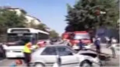 1'i otobüs, 3 aracın birbirine girdiği kaza kamerada 1'i otobüs, 3 aracın birbirine girdiği kaza kamerada