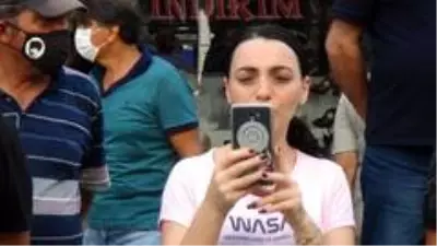 '14 yaşındaki kızı uyuşturucuya alıştırdın' diye bağırıp bacağından vurdular! Vatandaşlar olay yerinden canlı yayın yaptı '14 yaşındaki kızı uyuşturucuya alıştırdın' diye bağırıp bacağından vurdular! Vatandaşlar olay yerinden canlı yayın yaptı