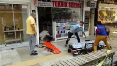 '14 yaşındaki kızı uyuşturucuya alıştırdın' diye bağırıp bacağından vurdular! Vatandaşlar olay yerinden canlı yayın yaptı '14 yaşındaki kızı uyuşturucuya alıştırdın' diye bağırıp bacağından vurdular! Vatandaşlar olay yerinden canlı yayın yaptı