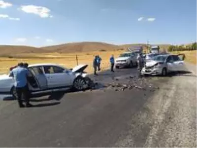 Otomobiller kafa kafaya çarpıştı: 4 yaralı Otomobiller kafa kafaya çarpıştı: 4 yaralı