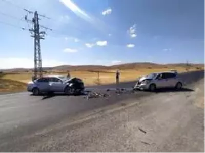 Otomobiller kafa kafaya çarpıştı: 4 yaralı Otomobiller kafa kafaya çarpıştı: 4 yaralı