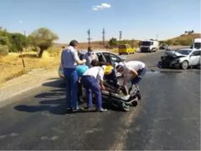 Otomobiller kafa kafaya çarpıştı: 4 yaralı Otomobiller kafa kafaya çarpıştı: 4 yaralı