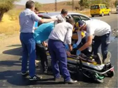 Otomobiller kafa kafaya çarpıştı: 4 yaralı Otomobiller kafa kafaya çarpıştı: 4 yaralı