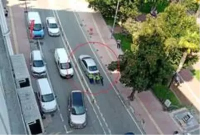 Yolda kalan araca belediye işçisi 3 kadın yardım etti Yolda kalan araca belediye işçisi 3 kadın yardım etti