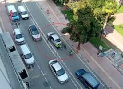 Yolda kalan araca belediye işçisi 3 kadın yardım etti Yolda kalan araca belediye işçisi 3 kadın yardım etti