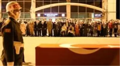 Son dakika! Ağrı şehidini gözyaşlarıyla karşıladı Son dakika! Ağrı şehidini gözyaşlarıyla karşıladı
