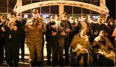 Son dakika! Ağrı şehidini gözyaşlarıyla karşıladı Son dakika! Ağrı şehidini gözyaşlarıyla karşıladı