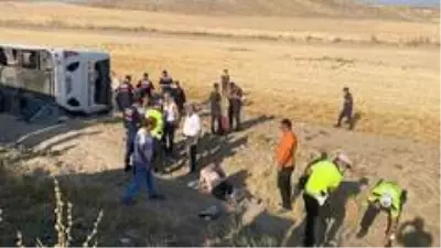 Aksaray'da yolcu otobüsü devrildi: 2'si ağır 32 yaralı Aksaray'da yolcu otobüsü devrildi: 2'si ağır 32 yaralı