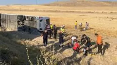 Aksaray'da yolcu otobüsü devrildi: 2'si ağır 32 yaralı Aksaray'da yolcu otobüsü devrildi: 2'si ağır 32 yaralı