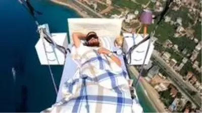 Alanya'da 'yatakla' uçtu, gökyüzünde uyudu Alanya'da 'yatakla' uçtu, gökyüzünde uyudu