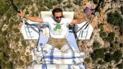 Alanya'da 'yatakla' uçtu, gökyüzünde uyudu Alanya'da 'yatakla' uçtu, gökyüzünde uyudu