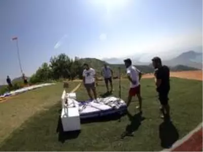 Alanya'da 'yatakla' uçtu, gökyüzünde uyudu Alanya'da 'yatakla' uçtu, gökyüzünde uyudu