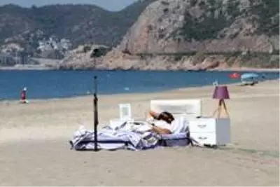 Alanya'da 'yatakla' uçtu, gökyüzünde uyudu Alanya'da 'yatakla' uçtu, gökyüzünde uyudu
