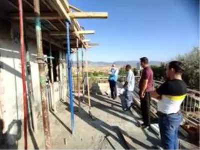 Antalya'da evleri yanan ailelere Türkiye Diyanet Vakfı sahip çıktı Antalya'da evleri yanan ailelere Türkiye Diyanet Vakfı sahip çıktı