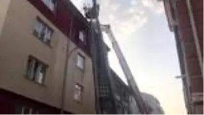 Apartmanın çatısında çıkan yangın söndürüldü Apartmanın çatısında çıkan yangın söndürüldü