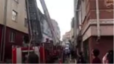 Apartmanın çatısında çıkan yangın söndürüldü Apartmanın çatısında çıkan yangın söndürüldü