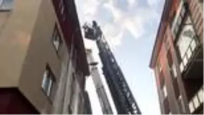 Apartmanın çatısında çıkan yangın söndürüldü Apartmanın çatısında çıkan yangın söndürüldü
