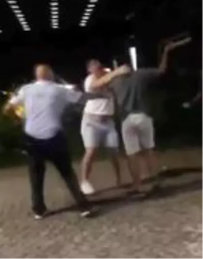 Arkadaşlarına otomobil çarptı, onlar kavgaya devam etti Arkadaşlarına otomobil çarptı, onlar kavgaya devam etti