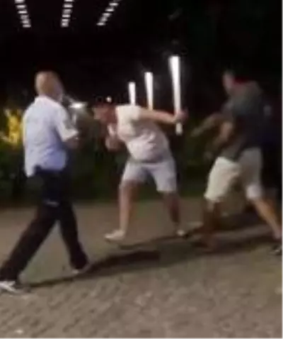Arkadaşlarına otomobil çarptı, onlar kavgaya devam etti Arkadaşlarına otomobil çarptı, onlar kavgaya devam etti