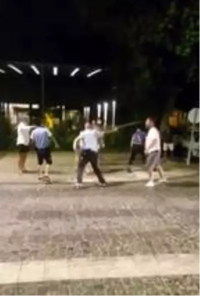 Arkadaşlarına otomobil çarptı, onlar kavgaya devam etti Arkadaşlarına otomobil çarptı, onlar kavgaya devam etti