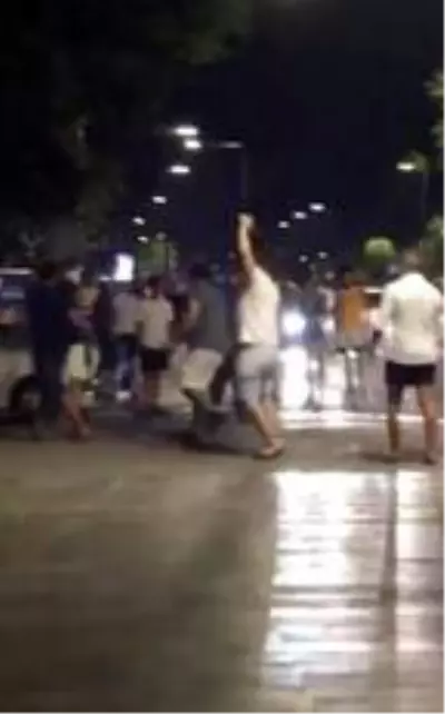 Arkadaşlarına otomobil çarptı, onlar kavgaya devam etti Arkadaşlarına otomobil çarptı, onlar kavgaya devam etti