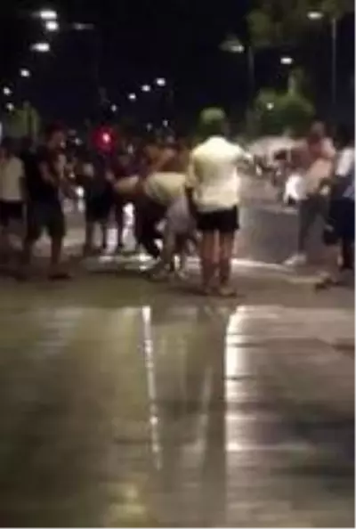 Arkadaşlarına otomobil çarptı, onlar kavgaya devam etti Arkadaşlarına otomobil çarptı, onlar kavgaya devam etti