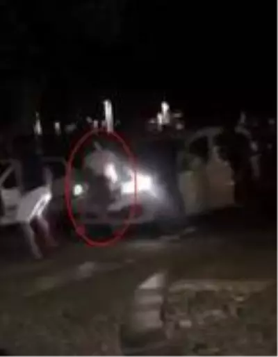 Arkadaşlarına otomobil çarptı, onlar kavgaya devam etti Arkadaşlarına otomobil çarptı, onlar kavgaya devam etti