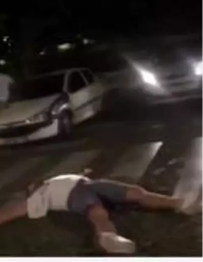 Arkadaşlarına otomobil çarptı, onlar kavgaya devam etti Arkadaşlarına otomobil çarptı, onlar kavgaya devam etti
