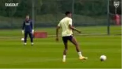 Aubameyang'ın Yeni Sözleşmeyi İmzaladıktan Sonra İlk Antrenmanı Aubameyang'ın Yeni Sözleşmeyi İmzaladıktan Sonra İlk Antrenmanı