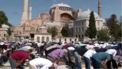 Ayasofya'da cuma namazına yoğun katılım Ayasofya'da cuma namazına yoğun katılım