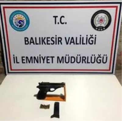 Balıkesir'de polis 4 silah ve 10 aranan şahsı yakaladı Balıkesir'de polis 4 silah ve 10 aranan şahsı yakaladı