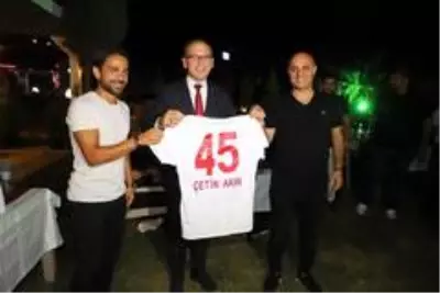 Başkan Akın'dan Turgutluspor'a moral yemeği Başkan Akın'dan Turgutluspor'a moral yemeği