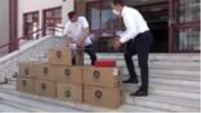 Başkan Oğuz, birinci sınıf öğrencileri için sıralarına kırtasiye seti bıraktı Başkan Oğuz, birinci sınıf öğrencileri için sıralarına kırtasiye seti bıraktı