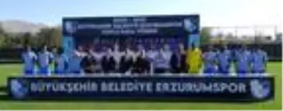 BB Erzurumspor'da 9 yeni transfer için toplu imza töreni düzenlendi BB Erzurumspor'da 9 yeni transfer için toplu imza töreni düzenlendi